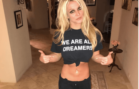 En un tuit que se ha hecho viral la cantante le pide a sus seguidores que le reclamen al Congreso que apruebe el 'Dream Act'.