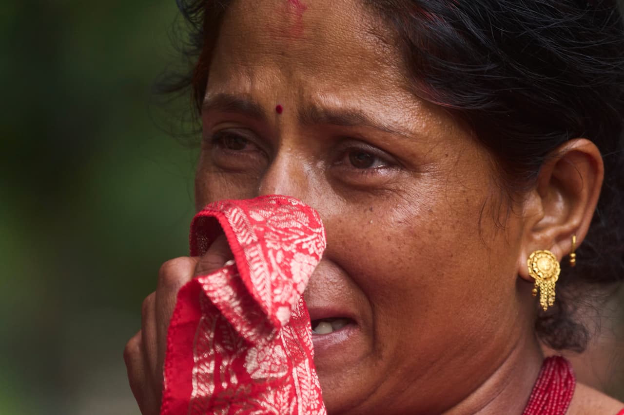 Una mujer llora mientras busca a sus familiares desaparecidos tras las inundaciones repentinas a lo largo del río Trishuli en el distrito de Nuwakot.