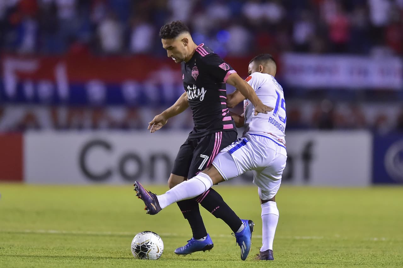 Sin embargo, el conjunto local, conocedor de su situación, buscó el arco rival.