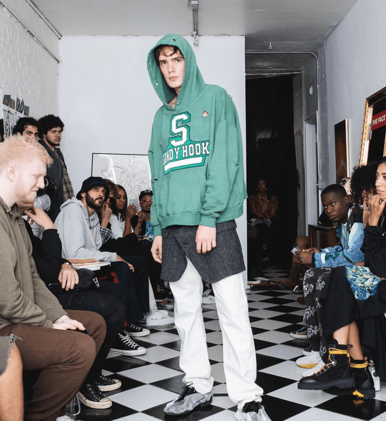 También el diseñador de estos suéteres uso el nombre de la escuela Sandy Hook de Connecticut, donde un atacante mató a 20 niños en 2012.