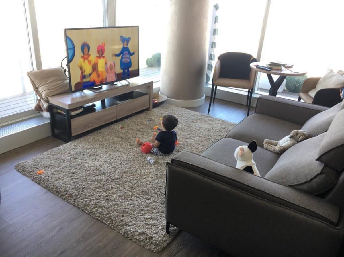 Esta es la última imagen publicada de Daniel, en la cual
<b><a href="http://www.univision.com/temas/alfonso-herrera">Poncho</a></b> escribió "El pequeño KIM JONG se adueñó de la TV", pues todo indica que el angelito es fanático de la televisión, a lo que nos preguntamos ¿ya habrá visto a su famoso padre en la televisión?