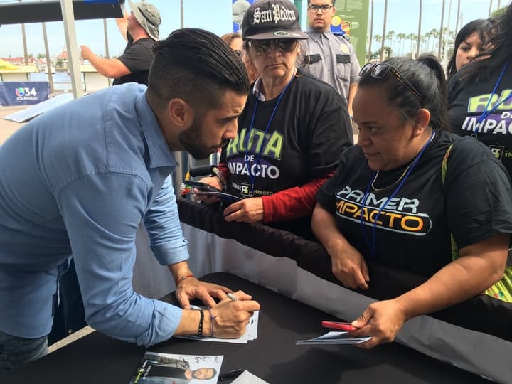 Borja también saludó y firmó autógrafos de todos los que llegaron hasta el Acuario del Pacífico para ver el programa en vivo.