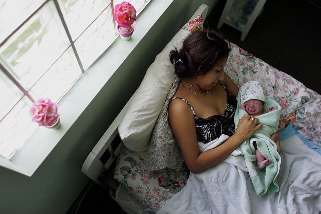 La tasa de embarazos en adolescencia disminuyó entre las hispanas de EEUU, según un reporte de NCLR.