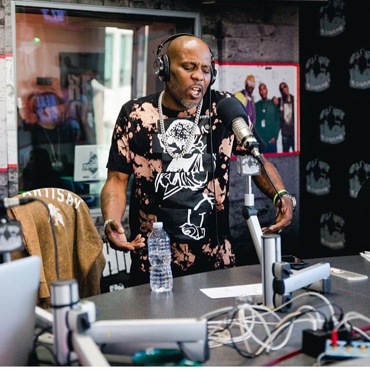 Con sampler nos referimos al término cuando un artista agarra la melodía de otra canción para colocarla en su tema y eso fue lo que precisamente hizo el rapero estadounidense.