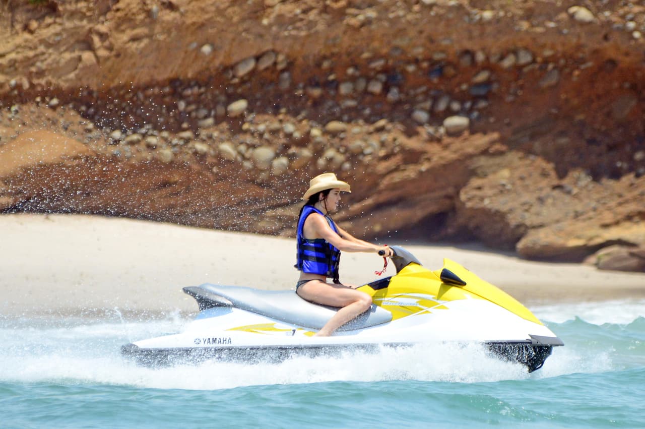 ¡Se montó en una moto acuática!