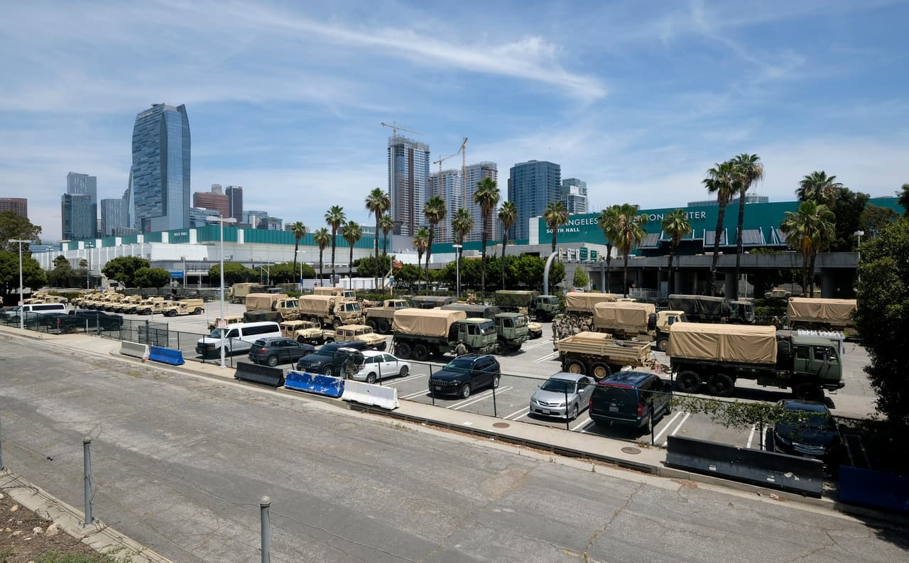 Las flotas de la Guardia Nacional se mantienen en el estacionamiento del Staple Center en Los Ángeles.
<br>