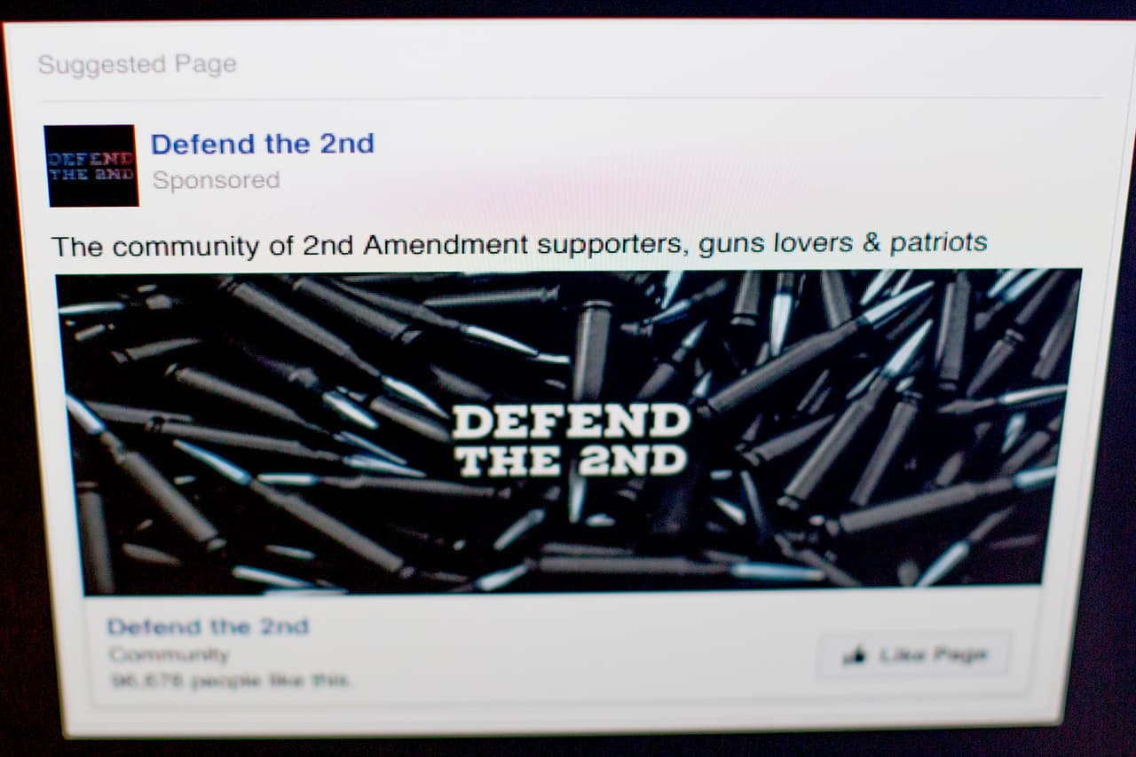 <i><b>Defend the 2nd</b></i> (Defender la segunda enmienda de la Constitución, en español), otro de los grupos que promovía durante la campaña 2016 contenido en Facebook relacionado con los derechos a tener armas.
