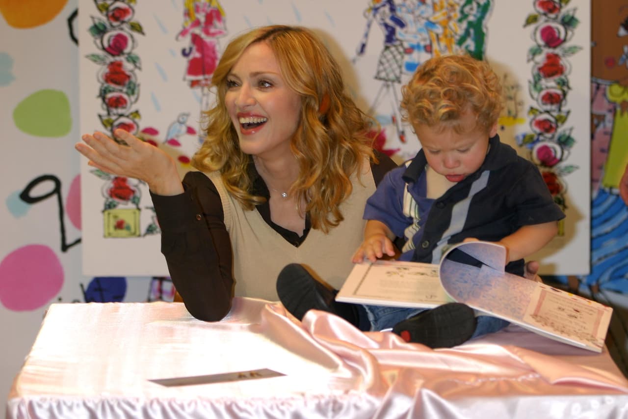 'Las rosas inglesas' es el nombre de su libro infantil donde cuenta la historia de cuatro niñas de once años que envidian a otra pequeña a la que todo le sale bien, pero gracias a una hada madrina las amigas descubren que ella también tiene problemas y la aceptan en su grupo.