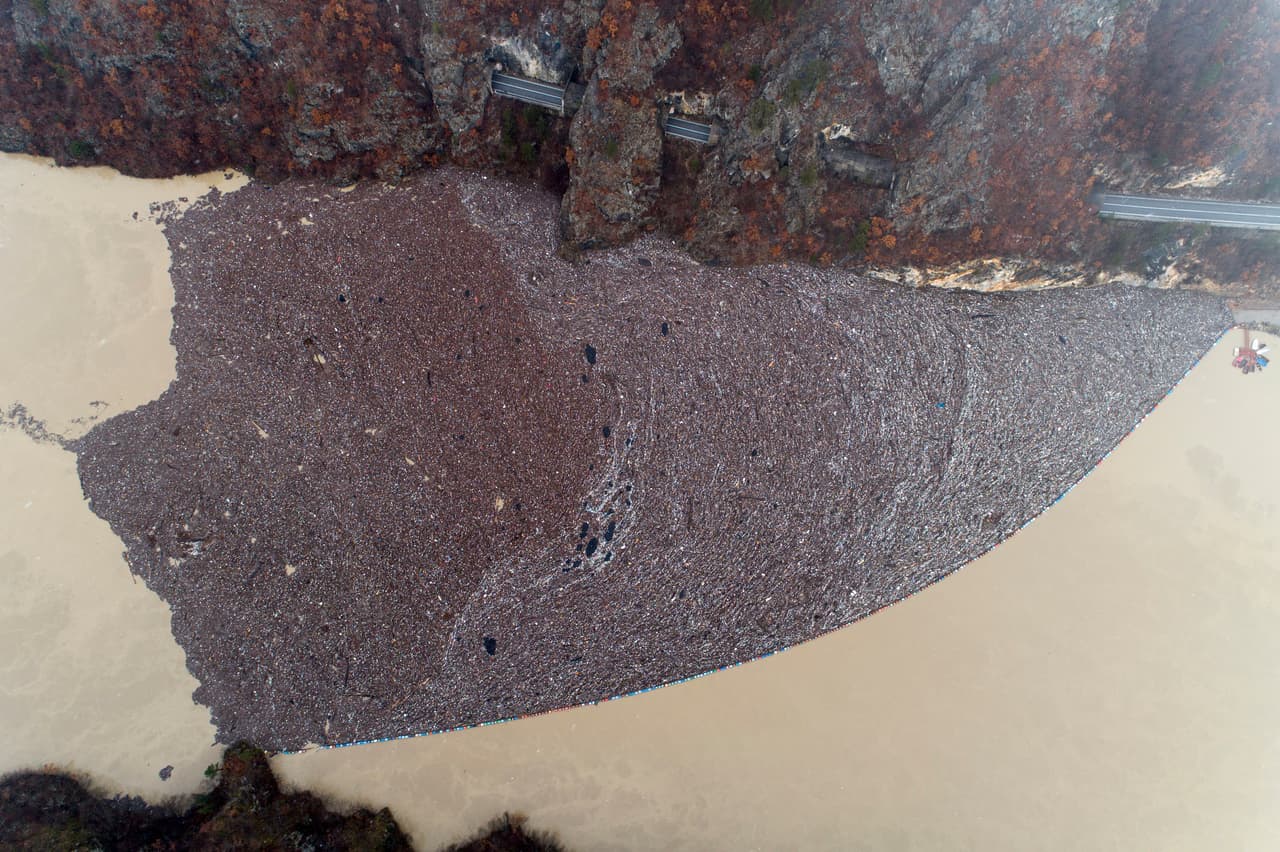 Los Balcanes, que sufrieron guerras devastadoras en la década de 1990, se han quedado atrás en materia ambiental en comparación con el resto de Europa. En la imagen, se observa la basura flotando en el río.