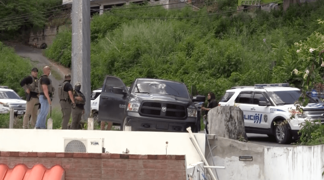 Trascendió que el sospechoso
<a href="https://www.univision.com/radio/puerto-rico-wkaq-am/wkaq-580-am/sospechoso-de-triple-asesinato-desistio-de-continuar-hablando-con-el-negociador-de-la-policia-video">habló con un negociador de la policía</a>, pero negó entregarse.