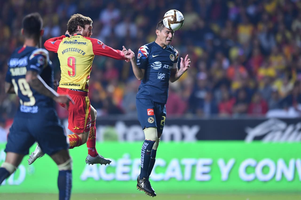 Paul Aguilar corta un centro peligroso que buscaba a Aristeguieta.