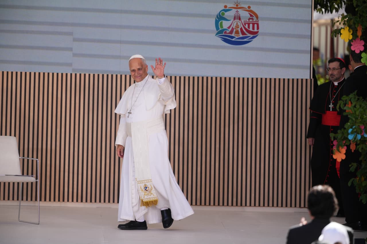 El papa León XIV llega al centro del Proyecto Social CEDIA 24 Horas en Madrid.