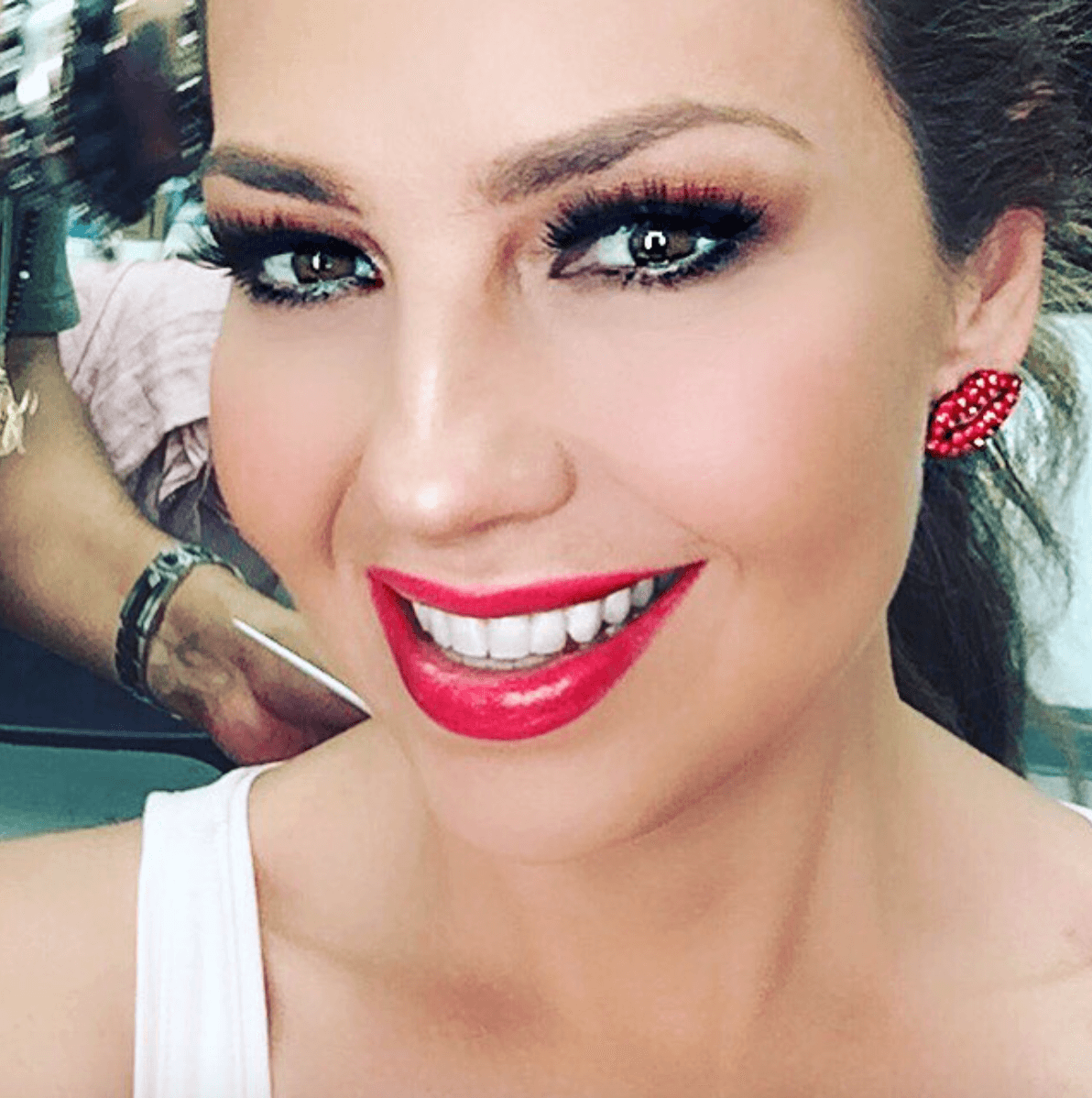 Thalía enamora por su voz y su belleza.