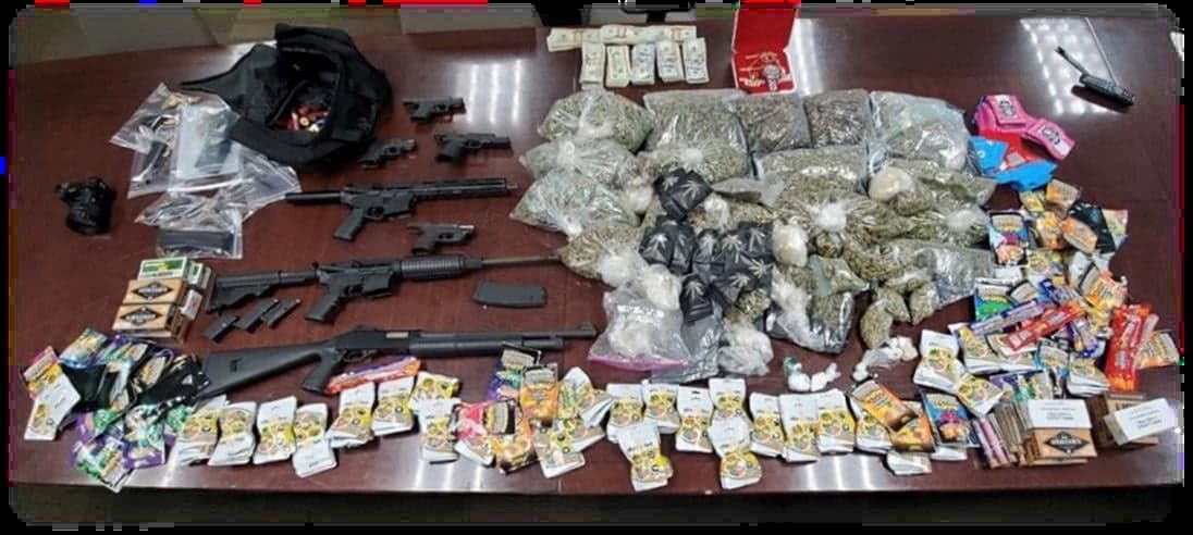 Hallaron drogas, miles de dólares, armas de fuego y dulces mezclados con narcóticos.