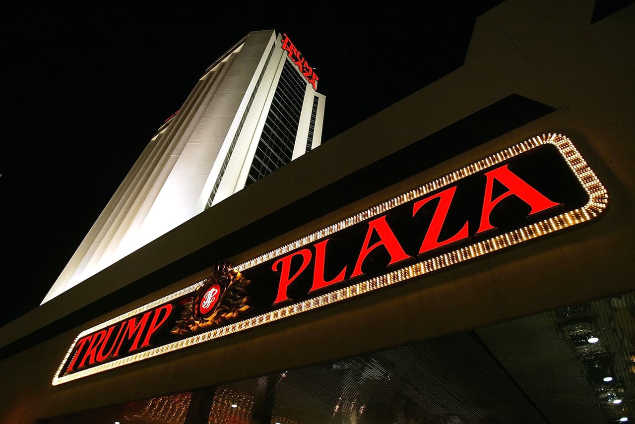 La entrada al Trump Plaza, el 8 de mayo de 2004. Ese año, la compañía de Donald Trump, Trump Hotels & Casino Resorts, Inc., reportó perdidas de $48 millones en el primer trimestre, el doble que el año anterior. Foto: Craig Allen/Getty Images.