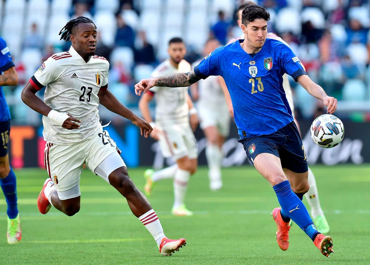 Italia se queda con el tercer lugar de la UEFA Nations League tras vencer 2-1 a Bélgica. Con anotacion de Barella y un penalti cobrado de Berardi, la 'Azzurra' se lleva la victoria. El único tanto por parte de los 'red devils' fue de Charles De Ketelaere ya al final del encuentro.