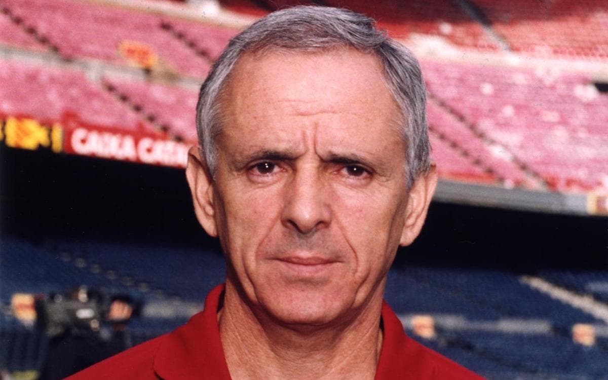 Jesús Antonio de la Cruz | Ocupó el banquillo culé de forma interina tras la salida de Louis Van Gaal. Sólo dirigió en una ocasión y cayó ante el Atlético de Madrid 3-0.