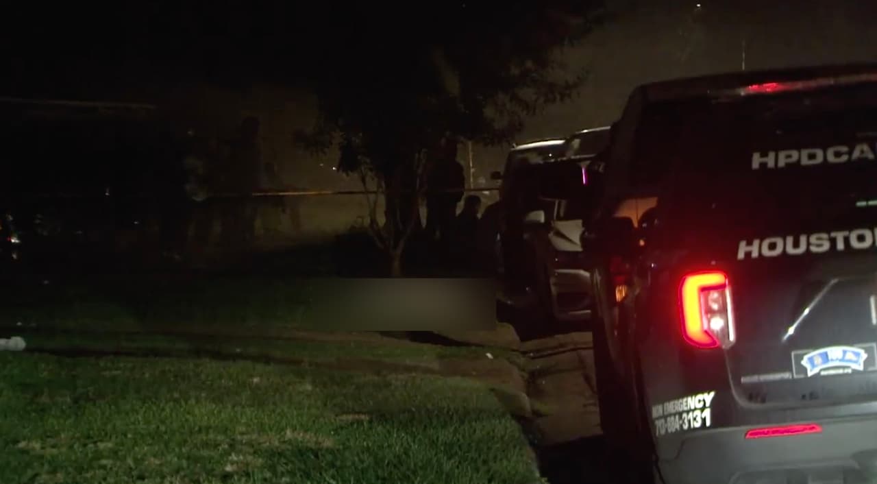 Las autoridades no saben cuál de los dos hombre disparó primero, indicó Donna Crawford, comandante del Departamento de Policía de Houston (
<b><a href="https://twitter.com/houstonpolice" target="_blank">HPD). </a></b>