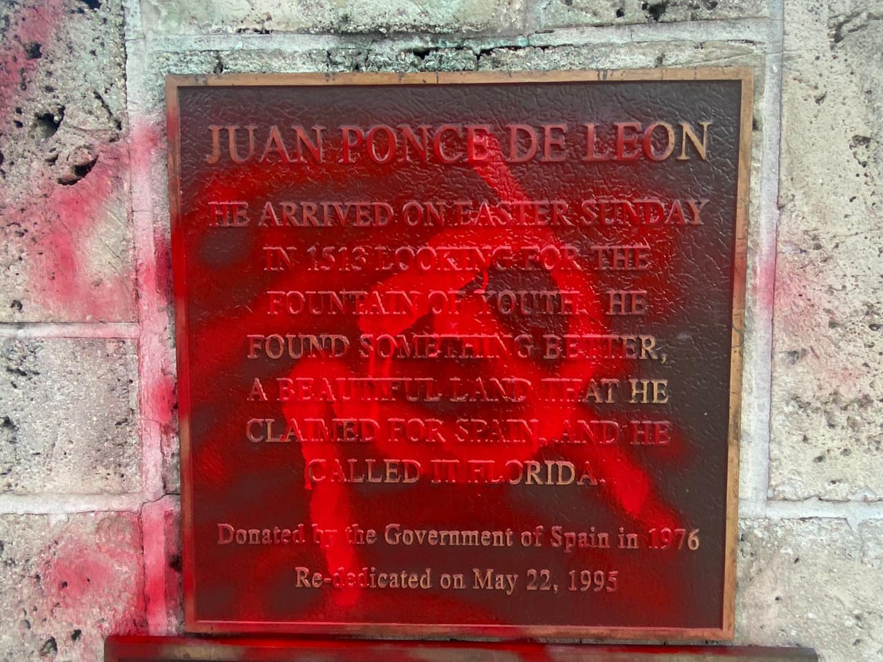 El símbolo de la Hoz y el Martillo también se pudo ver entre lo que pintaron los manifestantes.