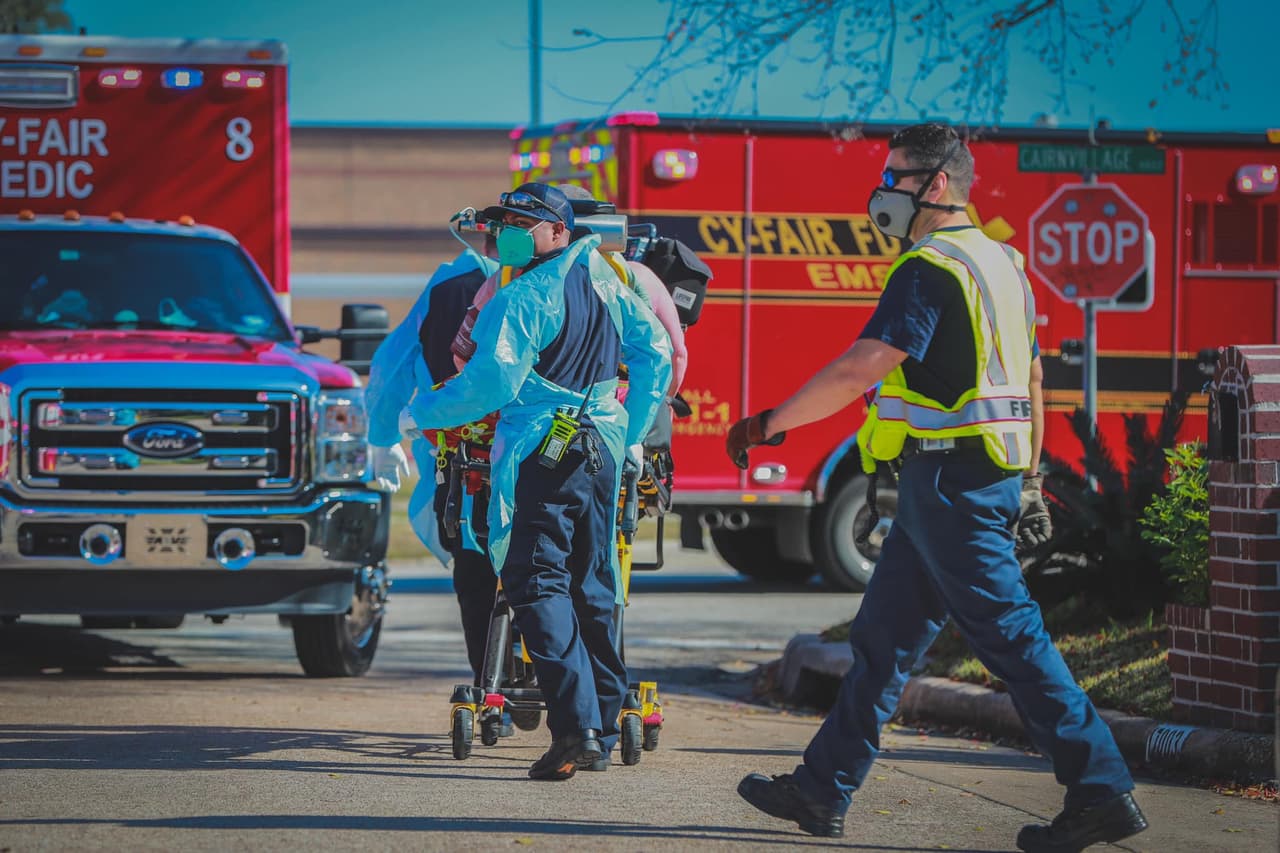 Los equipos de bomberos descubrieron un generador portátil en uso sin la ventilación adecuada en la cochera de la casa.