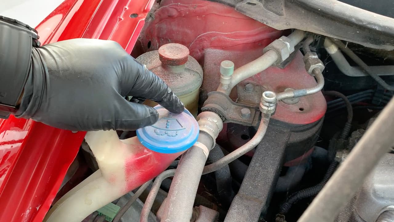 “También es importante no recargar el sistema de aire acondicionado con antifreeze porque podemos dañar el condensador o alguna otra pieza”, indicó.