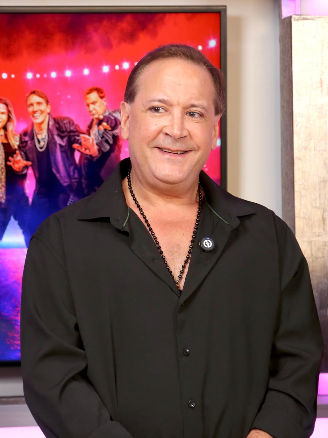 Roy Rosselló formó parte de Menudo entre
<b>1983 y 1986</b>, en una etapa de gran expansión internacional para la agrupación. Su generación pertenece al periodo en que Menudo ya era un fenómeno de la música juvenil latina. Más de cuatro décadas después de su llegada al grupo, Rosselló será parte de la reunión especial por el 50 aniversario.
<br>