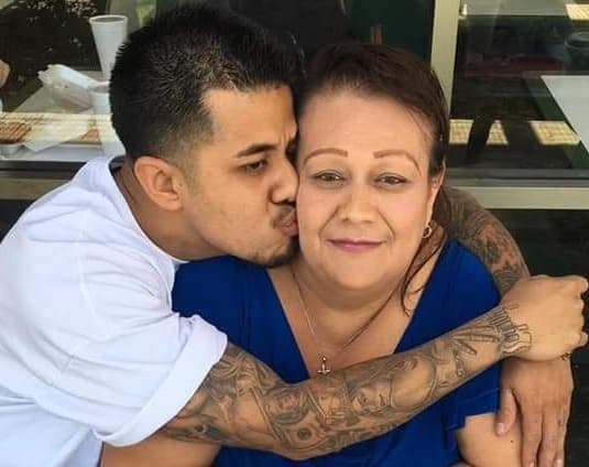 "Buscaré justicia, aunque me cueste la vida", dice madre de joven hispano baleado por la Policía