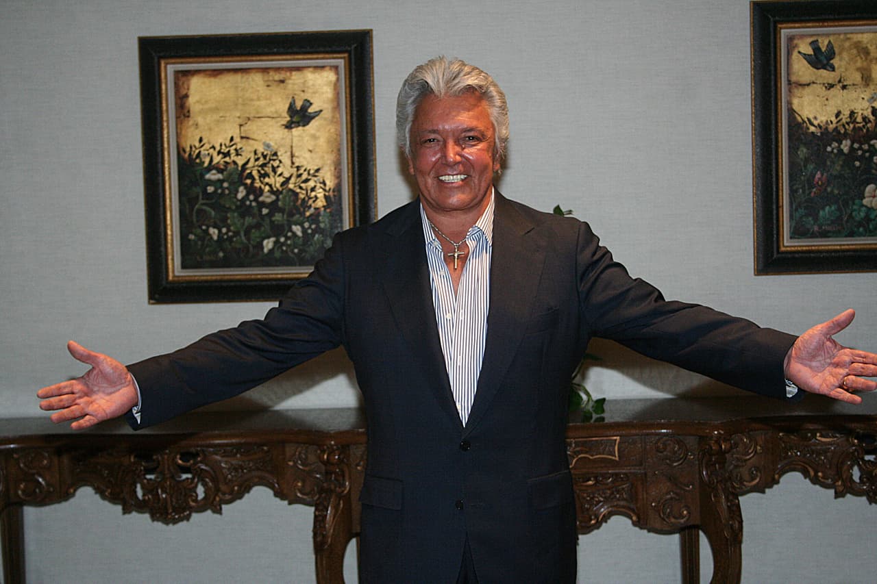 De acuerdo con la entrevista que Alberto Vázquez dio a Reforma en febrero de 2006,
<b><a href="https://www.tapatalk.com/groups/mundolatino/pelean-enrique-guzman-y-alberto-vazquez-en-el-esce-t908.html" target="_blank">Enrique Guzmán estaba borracho</a></b> cuando se dio el percance en el escenario.
<br>