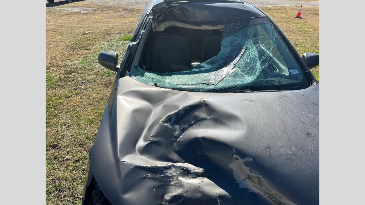 El auto KIA quedó
<b>totalmente destruído de la parte frontal y el parabrisas tiene un hoyo enorme en el lado del pasajero del vehículo.</b>