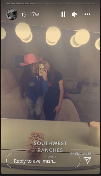 También conoce e interactúa con la
<b><a href="https://www.univision.com/famosos/elizabeth-gutierrez-hija-kailey-fotos" target="_blank">hija menor de la pareja, Kailey</a></b>, con quien se ha tomado 'selfies'.
<br>