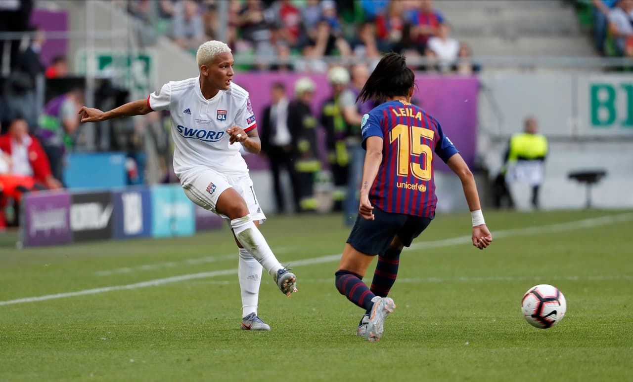 La holandesa Shanice van de Sanden (izquierda) también fue de las jugadoras destacadas del Lyon en el centro del campo.
