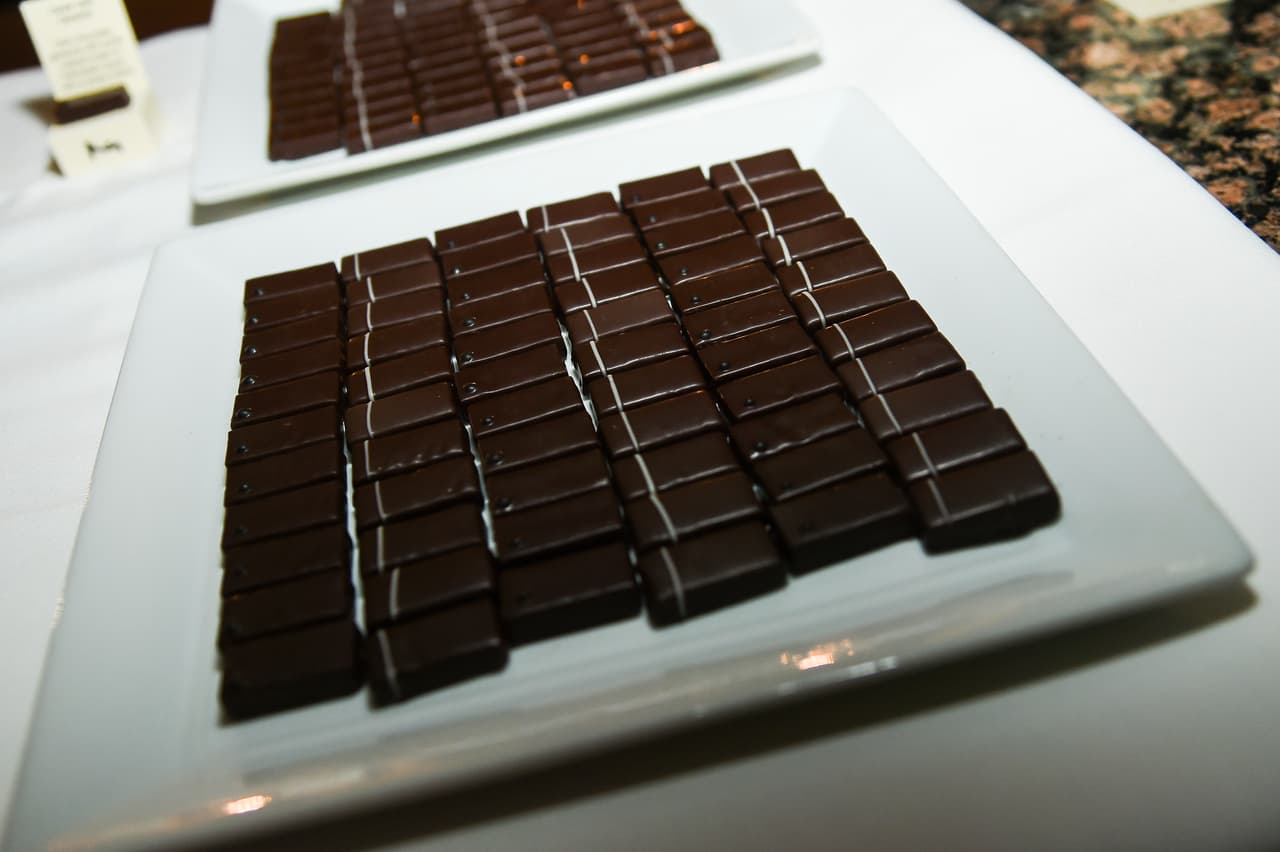 Consumir entre 10 o 20 gramos al día de chocolate negro rico en cacao se considera una dosis moderada e incluso recomendable, según los especialistas.