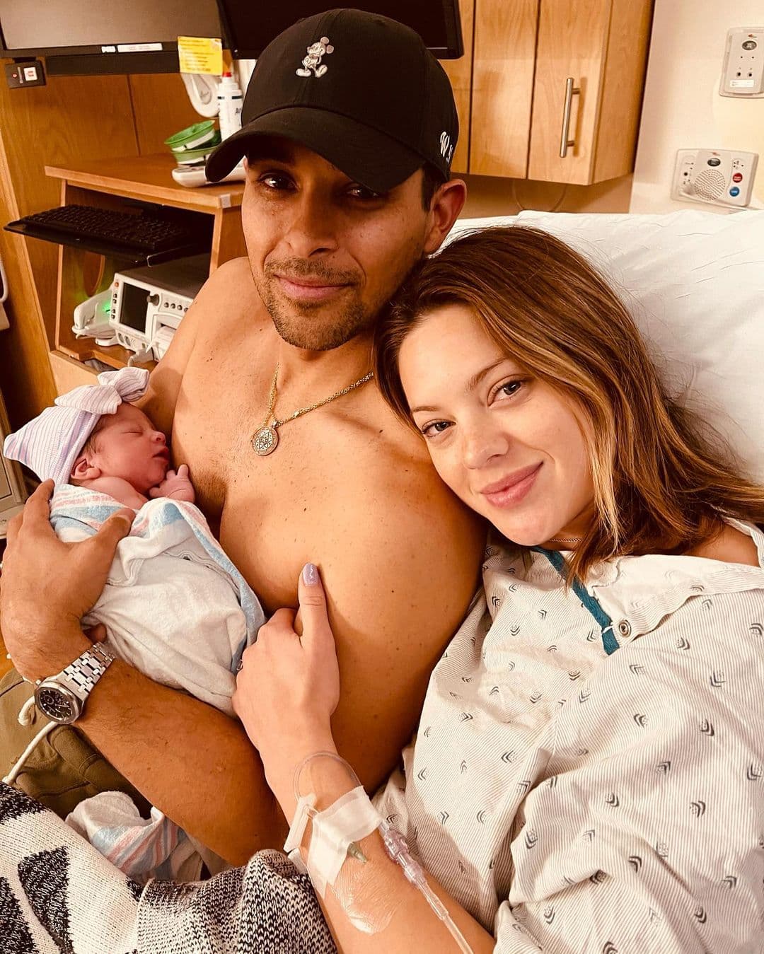 Wilmer Valderrama también se convirtió en papá y su primera hija con su pareja Amanda Pacheco, llegó el 15 de febrero.