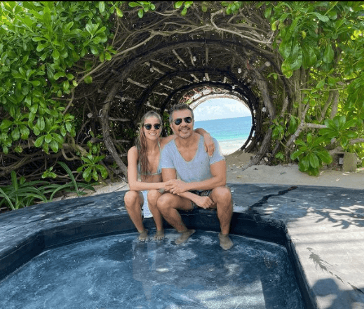 Junto a estas imágenes, el actor se dejó ver tan enamorado como el primer día que inició su historia de amor con la joven brasileña.