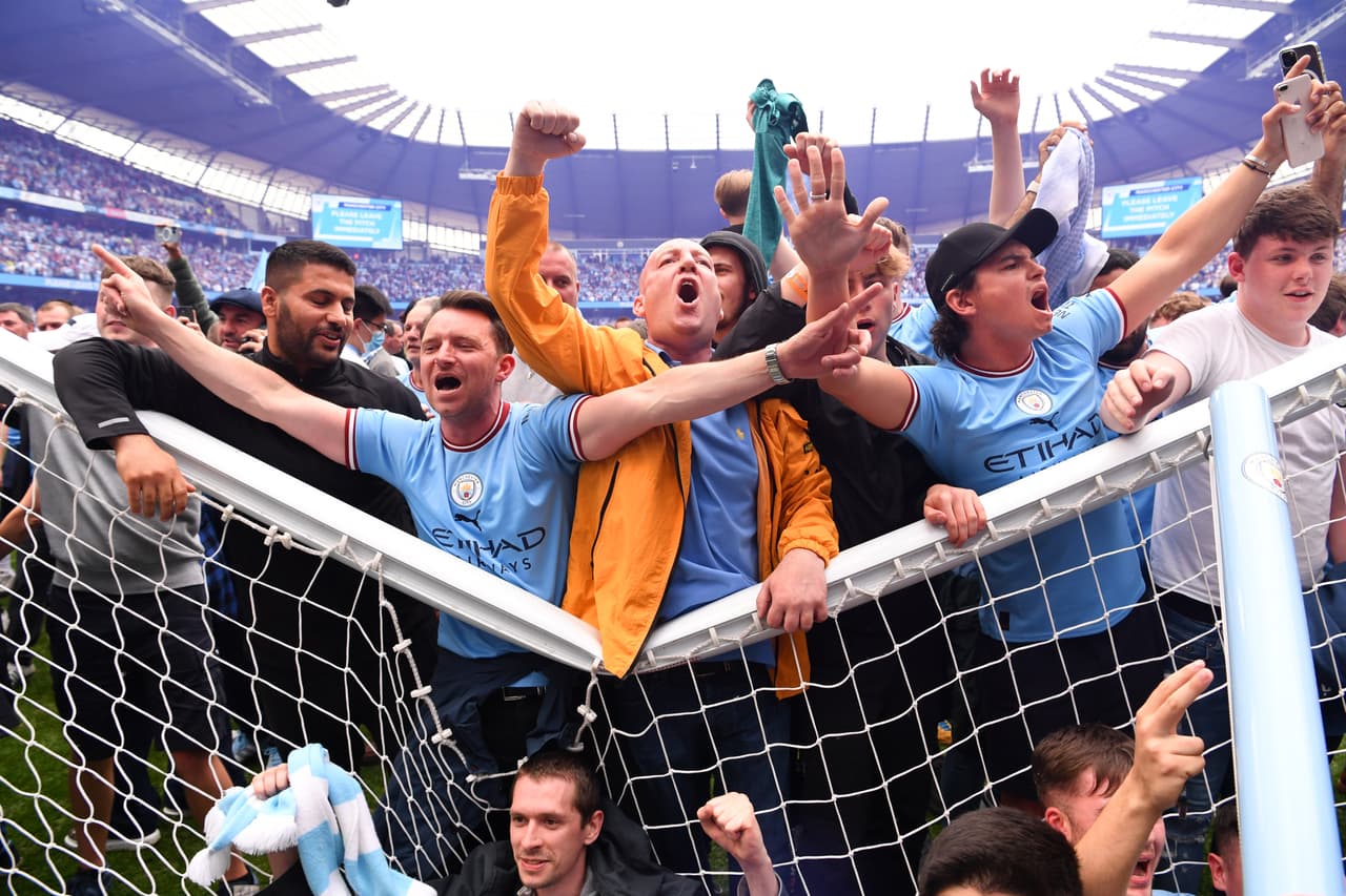 Así vivieron jugadores y aficionados tanto del Manchester City como del Liverpool la última jornada de la Premier, en la que los Citizens se alzaron con el título y los Reds soñaron con el campeonato y se quedaron muy cerca.