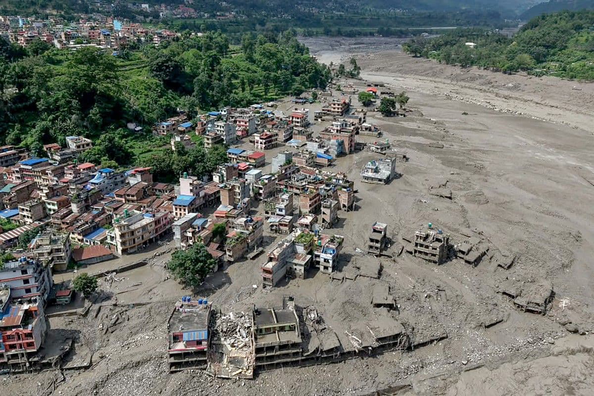 Varias casas permanecen parcialmente sumergidas en aguas turbias a orillas del río Trishuli.