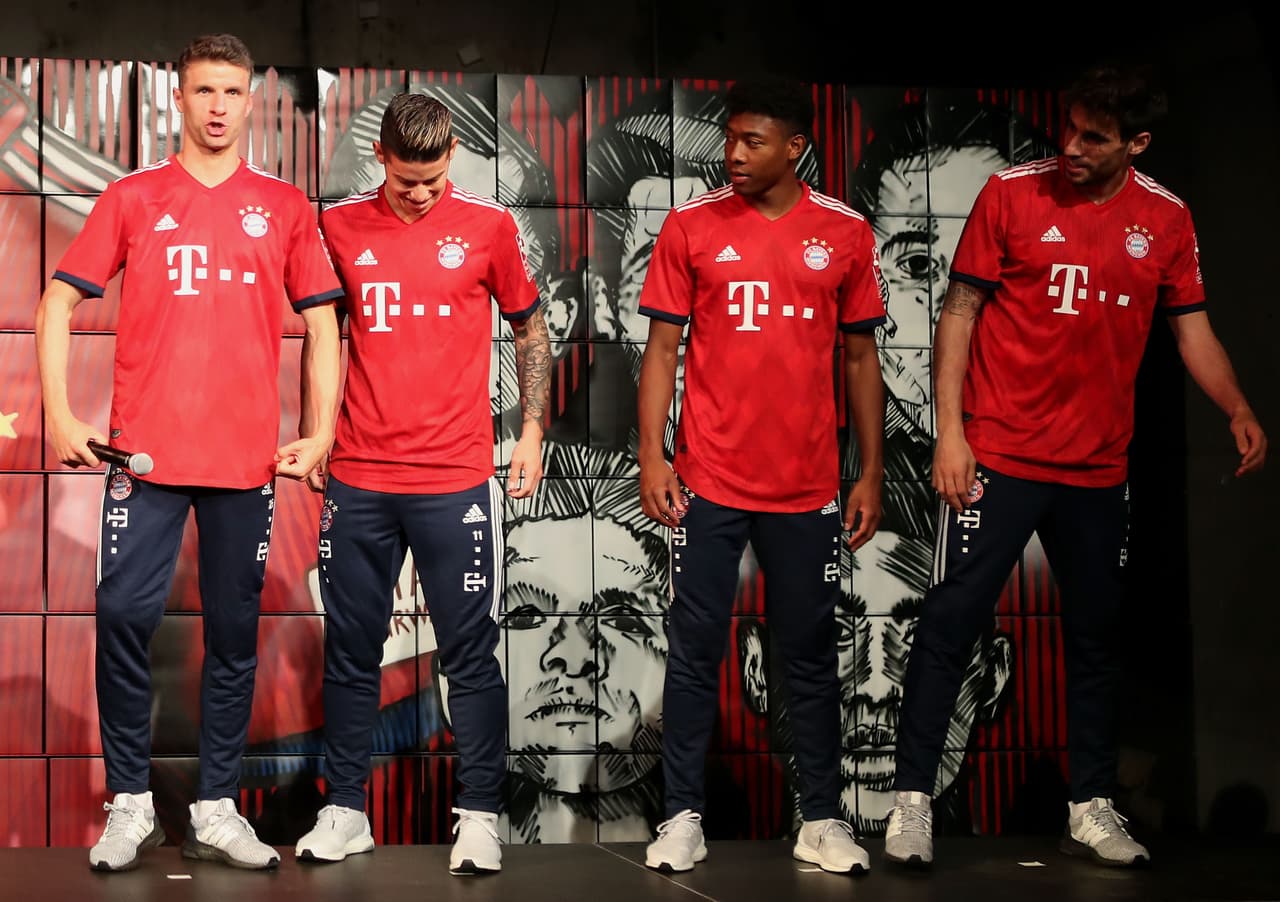 Este martes, en Múnich, el F.C. Bayern realizó la presentación de su nueva playera para la próxima temporada con varios de sus jugadores que son imagen de la reconocida marca alemana encargada de confeccionar sus uniformes. Este se estrenerá en el último juego de la Bundesliga ante el Stuttgart y se volverá a usar en la final de la DFB Pokal ante el Eintracht Frankfurt de Carlos Salcedo y Marco Fabián.