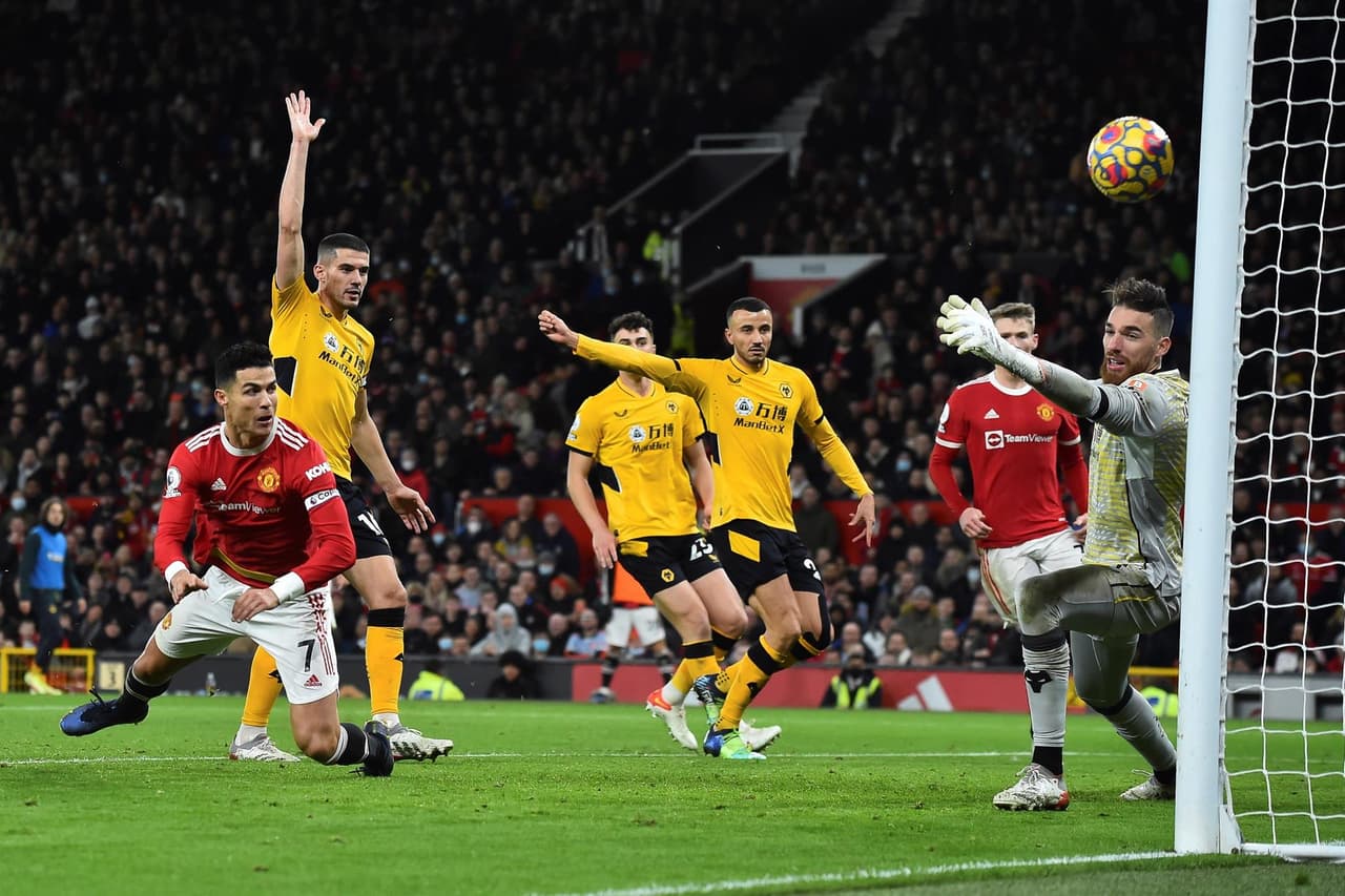 Wolverhampton le pega al Manchester United 1-0 con gol de Joao Moutinho al minuto 82' del encuentro. Cristiano Ronaldo había convertido pero se anuló la anotación por ser fuera de lugar. El mexicano Raúl Jiménez fue titular durante el encuentro.