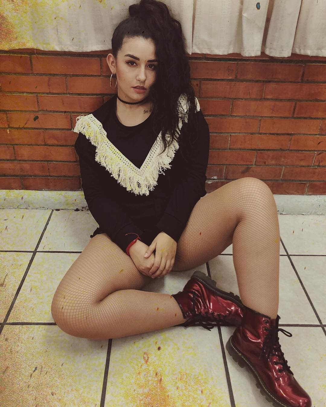 En mayo de 2018, luego de su debut en la obra de teatro 'Dios tiene feis', Romina estalló contra la prensa al ser cuestionada sobre un supuesto distanciamiento con su madre, luego de que Niurka no asistiera, por motivos de salud, al estreno de su hija.