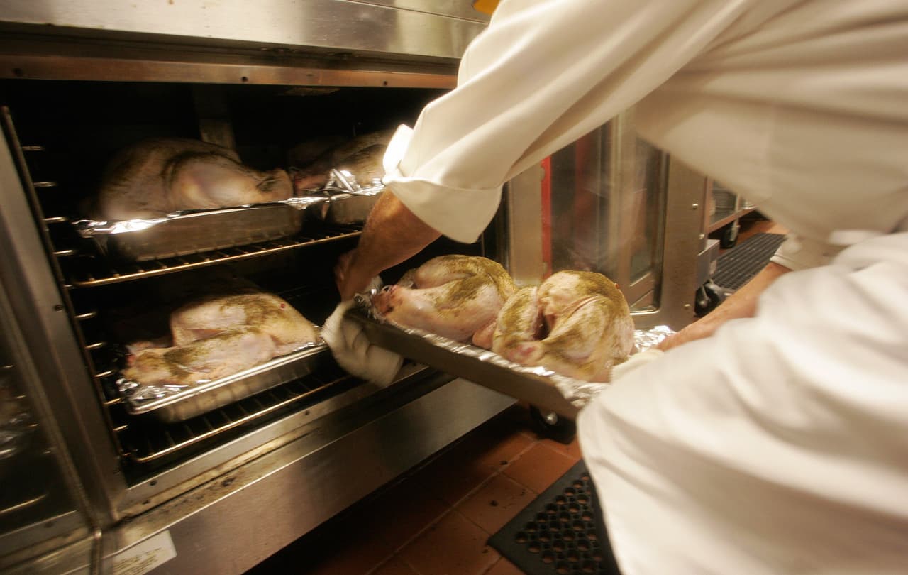 "No se recomienda lavar el pavo ni se recomienda quitarle el plástico porque puede agarrar bacterias", explica el chef Gaspar.