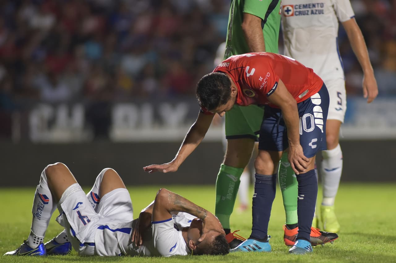 Encontronazo entre Reyna y Domínguez, el de Cruz Azul sale con la peor parte.