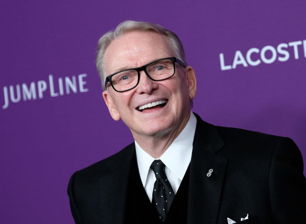 Mackie, quien era asistente de Jean Louis y dibujó el boceto cuando tenía 23 años, externó su disgusto, pues asegura que
<b>el vestido fue diseñado exclusivamente para Marilyn Monroe</b>.
<br>