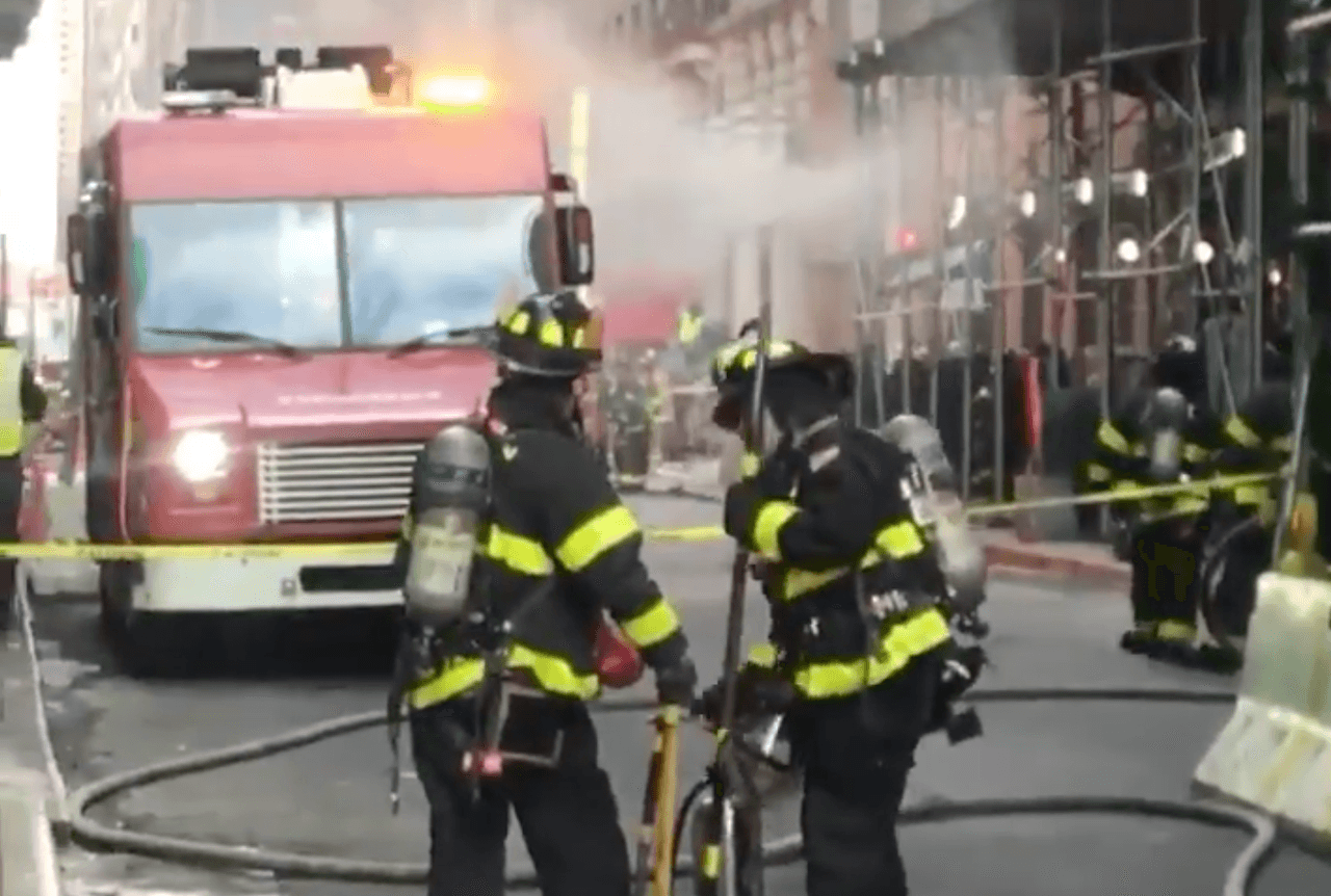 Dos personas resultan heridas tras explosión de alcantarilla en Midtown Manhattan