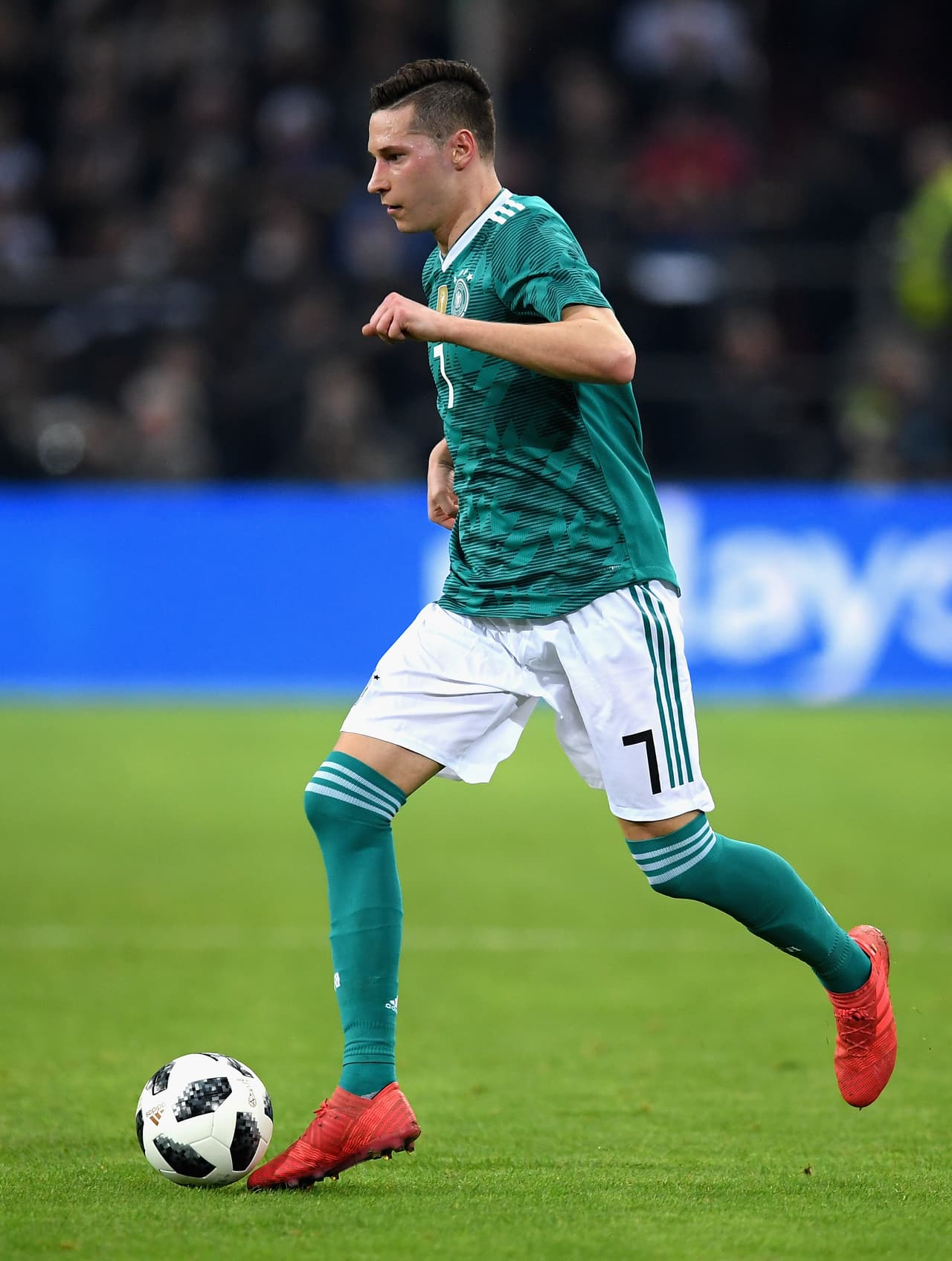 7-
<b>Julian Draxler (4)</b>. Se le fue la pierna un par de veces en su intento por recuperar balones, pero fue más por la impotencia ante el toque español que por impericia. Sacó un gran tiro a los 47 minutos, pero De Gea estuvo extraordinario desviando el balón a mano cambiada.