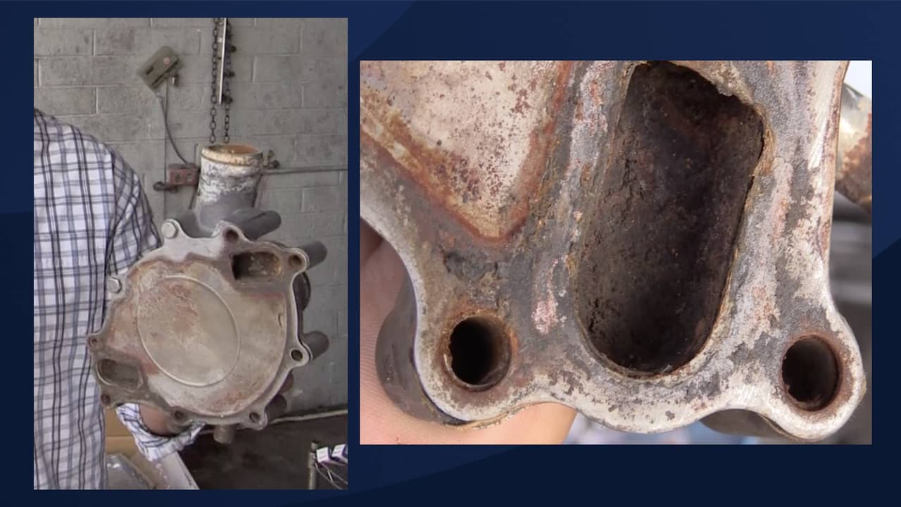 Expertos recomiendan siempre utilizar anticongelante en el sistema de enfriamiento de un vehículo, esto ayuda a proteger componentes como la bomba del agua, y evitar que se oxiden por dentro.
<br>