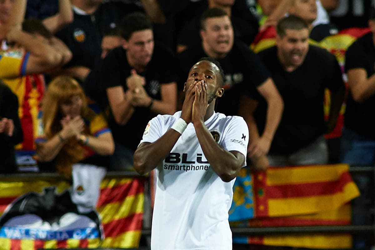 El delantero belga Michy Batshuayi lamenta una opción de gol perdida para devolverle la ventaja al Valencia.