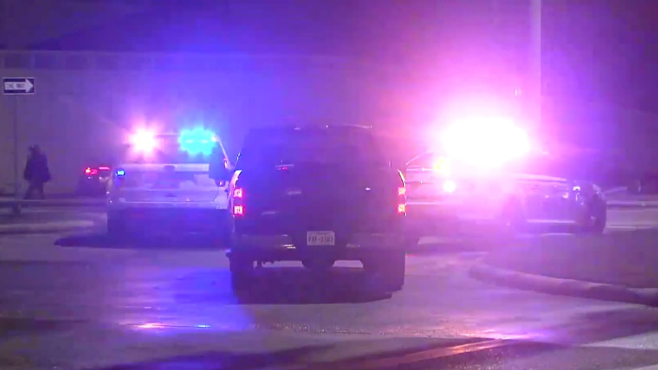 Las dos adolescentes, de 13 años, viajaban en el asiento trasero del vehículo, una de ellas no llevaba puesto el cinturón de seguridad y salió expulsada el carro, agregaron
<b><a href="https://twitter.com/SheriffEd_HCSO/status/1477639292189085703" target="_blank">los investigadores</a></b>. Los tres sobrevivientes fueron trasladados a un hospital en condición crítica.