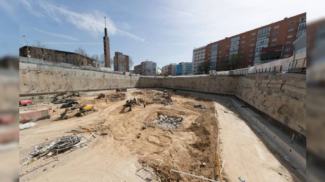 La obras en el Santiago Bernabéu continúan sin descanso durante la cuarentena. Destaca el desmontaje de la cubierta del estadio. En el fondo norte se ha desmontado toda la estructura metálica y se está desmontando sector a sector la cubierta rígida de la que ya prácticamente no queda nada.
