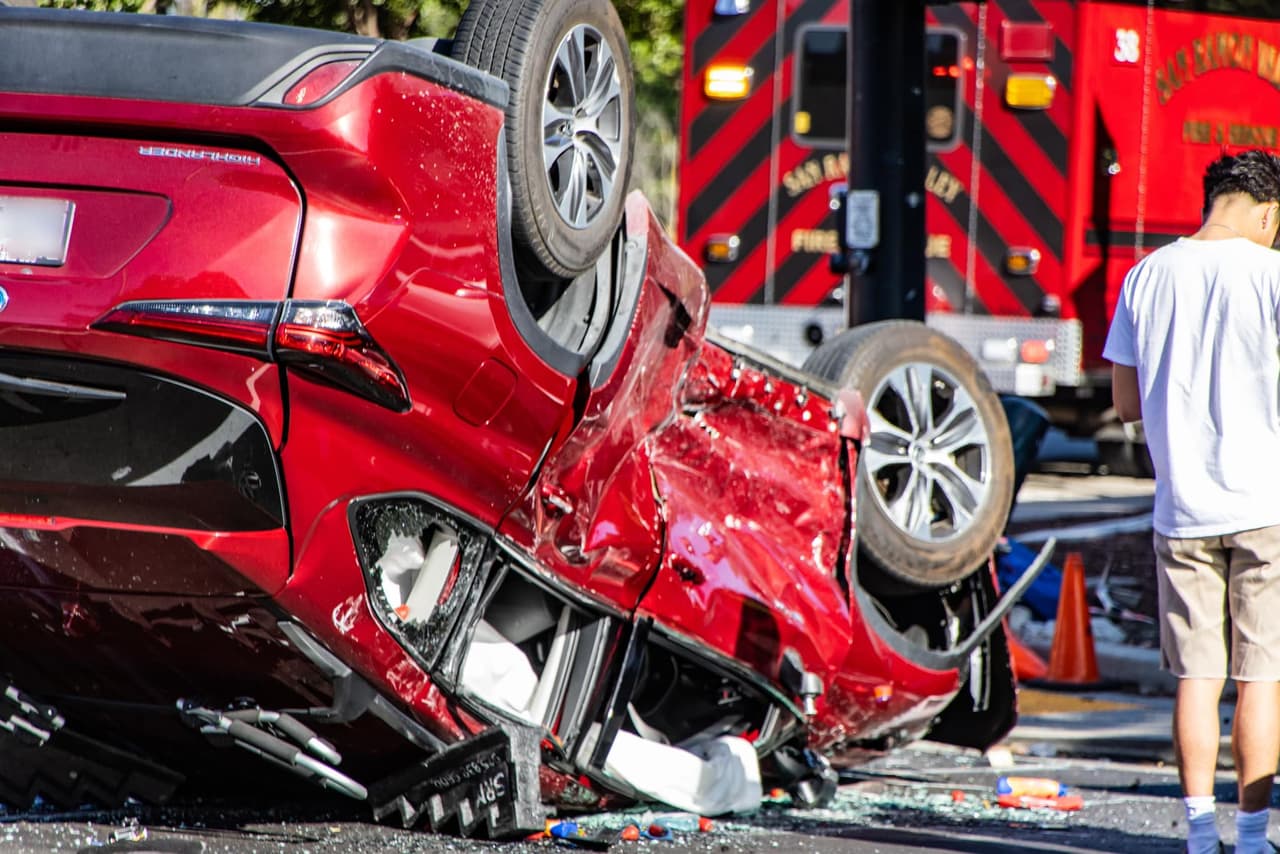 Las imágenes publicadas en las redes sociales por los bomberos mostraban dos vehículos severamente dañados en el lugar del incidente, uno de los cuales había volcado.