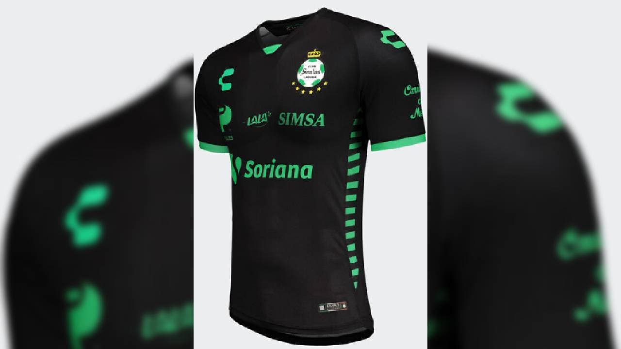 El jersey de visitante nos sorprendió a todos ya que la cobinación de negro con verde los hará lucir muy elegantes.